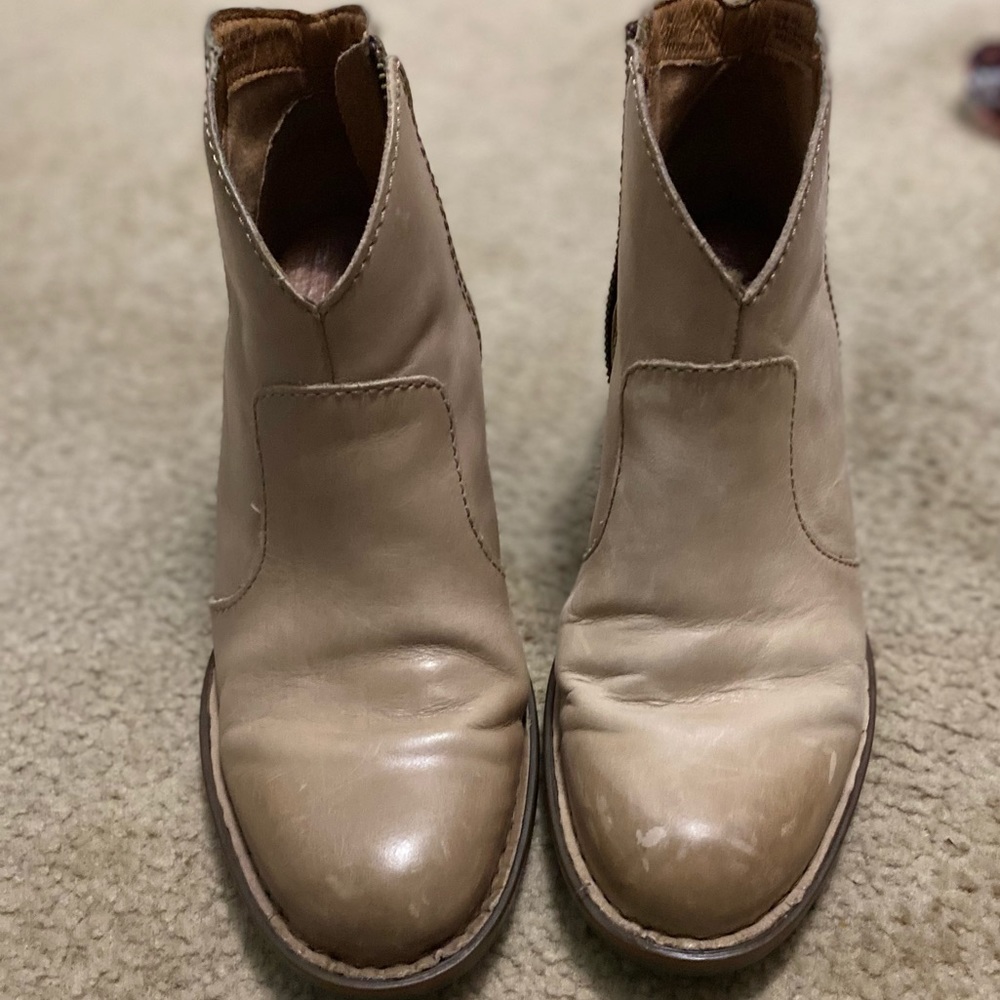 Born leather bootie size 8